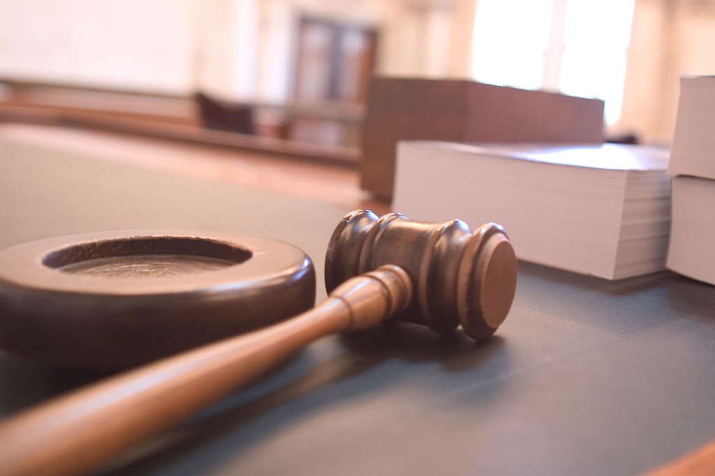 Marteau de juge au tribunal, condamnation au titre de l article 700